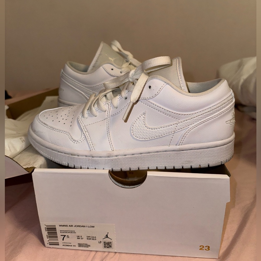 Triple white woman Air Jordan 1 low